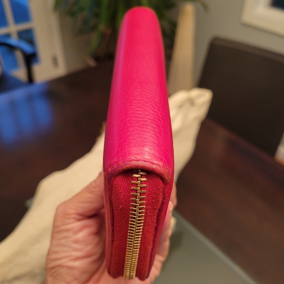 GUCCI Pebbled Calfskin Soho Zip Around Wallet Tabasco Red - Picture 9 of 14